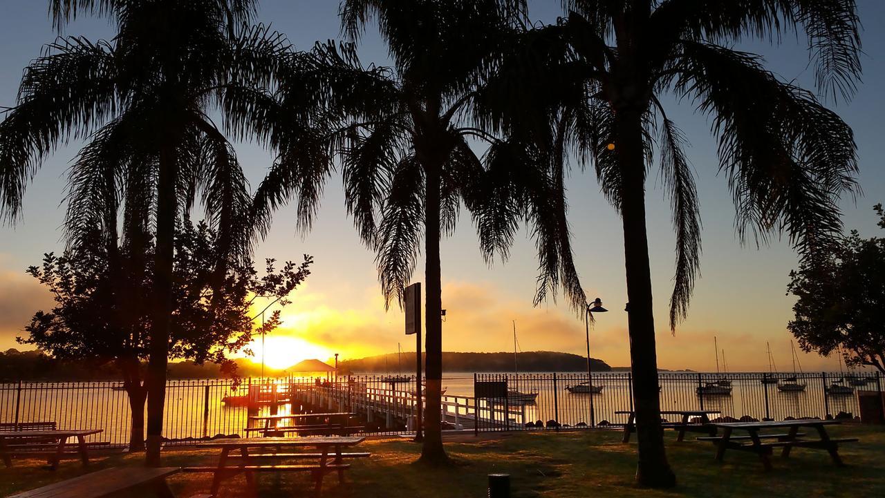 Mariners On The Waterfront Motel เบทแมนส์เบย์ ภายนอก รูปภาพ