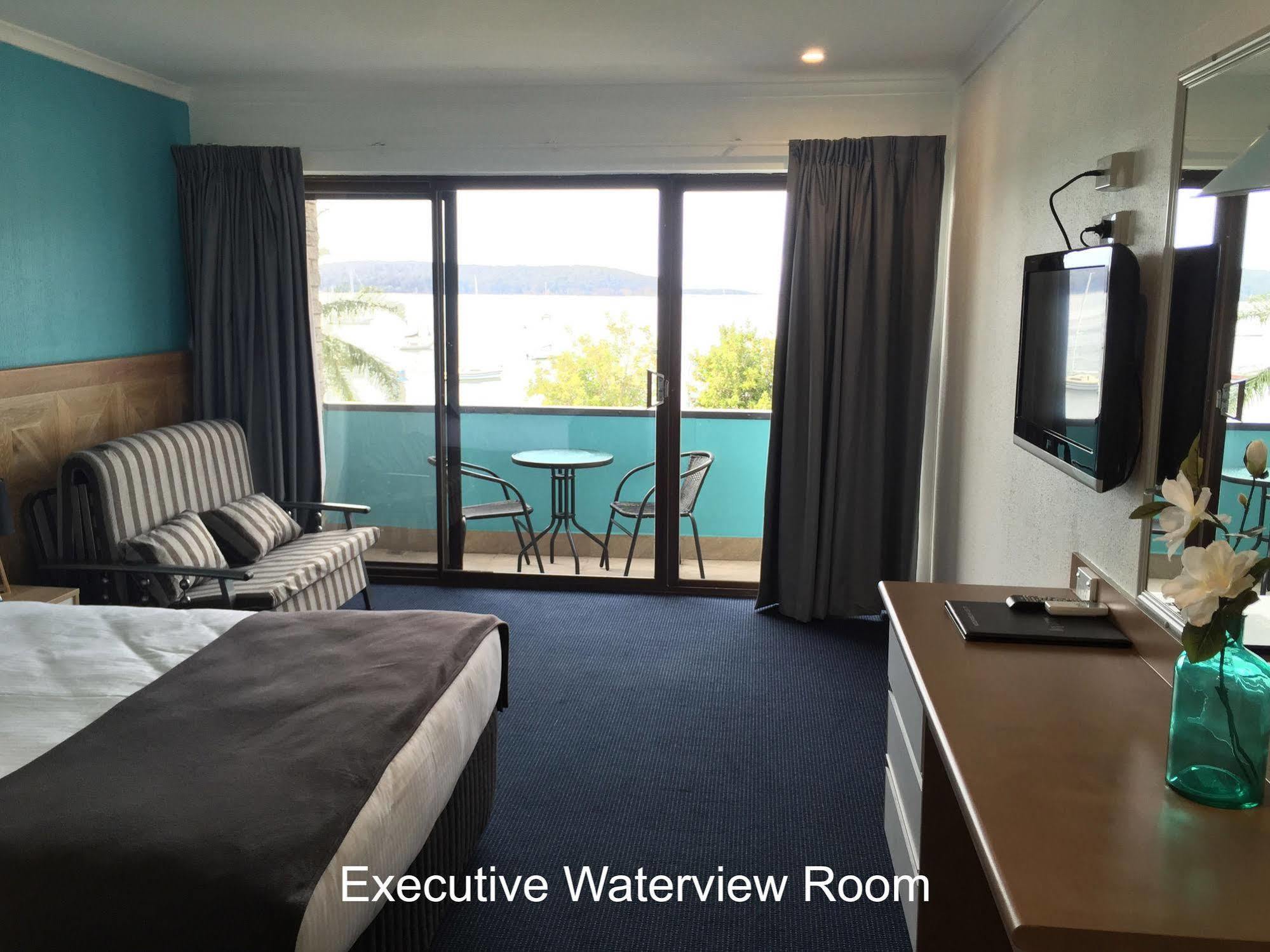Mariners On The Waterfront Motel เบทแมนส์เบย์ ภายนอก รูปภาพ